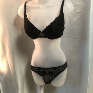 Victoria's Secret Bra Black 36C with matching panty excellent condition